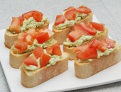 Tomat avocado bruschetta